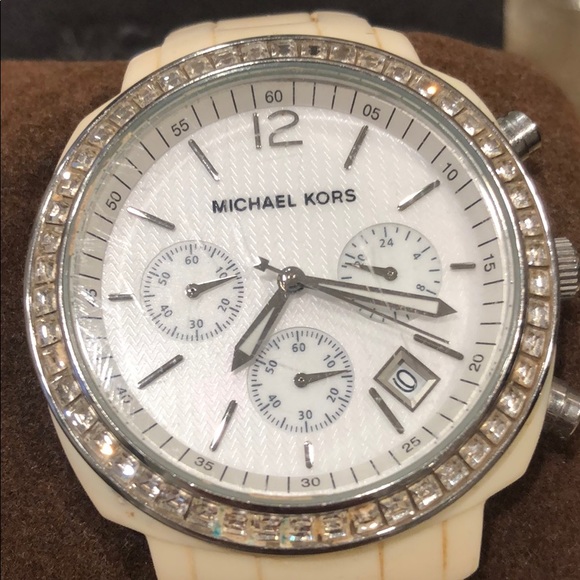 MICHAEL KORS WHITE ACRYLIC SILVER DIAL MK5204 - Picture 2 of 3